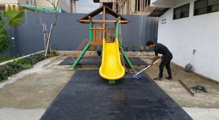Arena bermain anak di lindungi dg karet