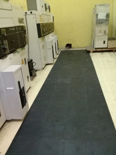 Karet isolator listrik di electrical switchboard room